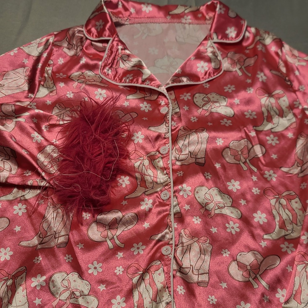 Emma Western Pajama‎ Top Women Medium Pink Satin Feather Cuff Boot Hat Print